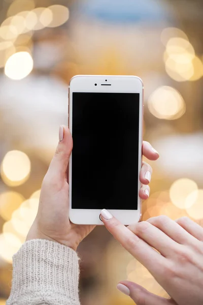 Belas mãos femininas segurando um telefone celular , — Fotografia de Stock