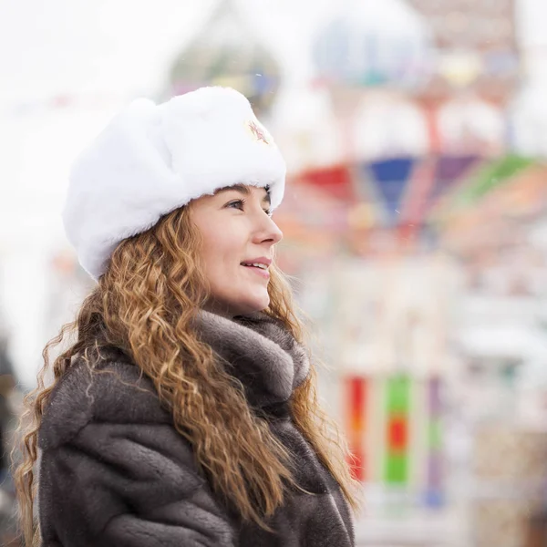 Retrato de una joven hermosa con un sombrero blanco — Foto de Stock