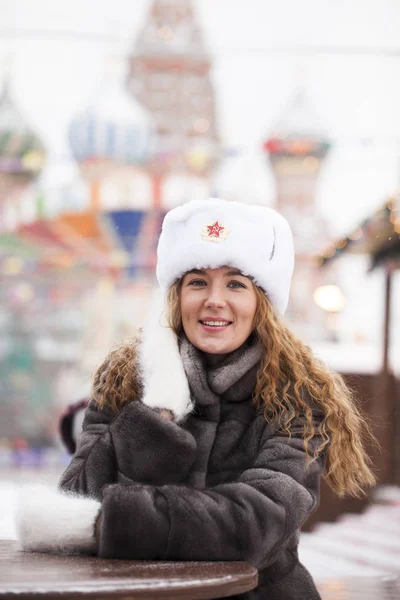 Beyaz şapkalı güzel bir genç kız portresi — Stok fotoğraf