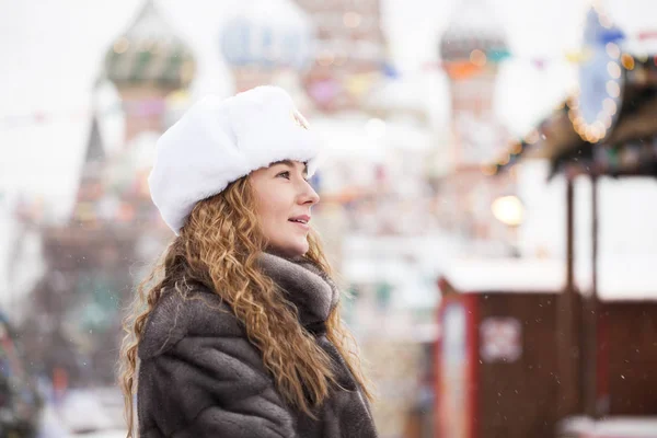 Portrait of a young beautiful girl in a white hat — Stock Photo, Image