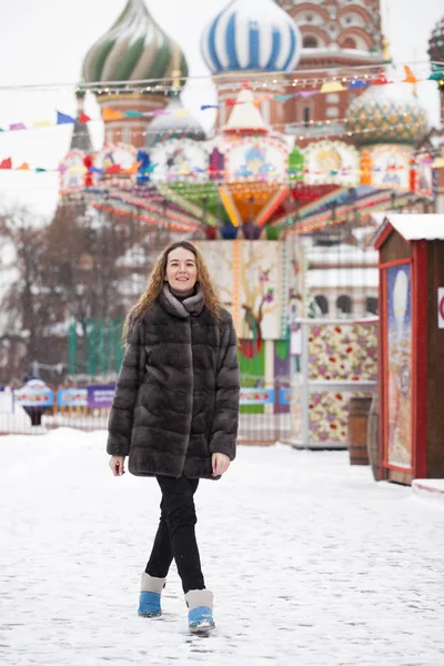 Jeune belle femme en vison blanc court manteau — Photo