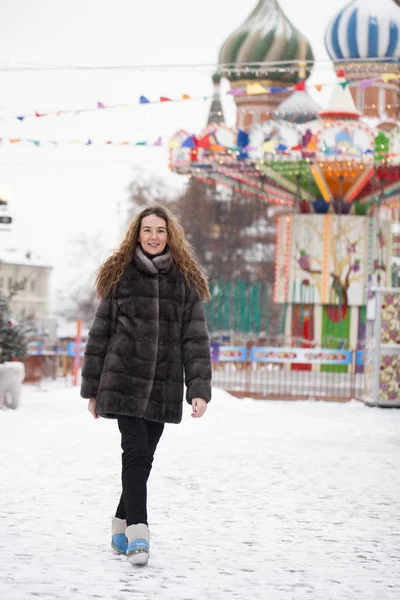 Jeune belle femme en vison blanc court manteau — Photo