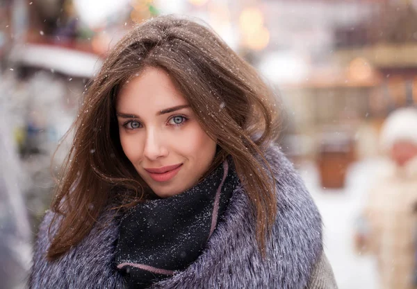Ung brunett kvinna i grå jacka med pälskrage — Stockfoto
