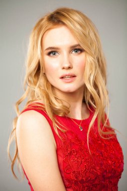 Portre yakın çekim genç güzel sarışın kadın