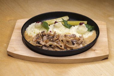 Et gulaş ve patates püresi