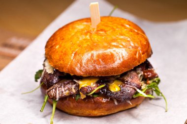Büyük hamburger beefon ahşap bir masa
