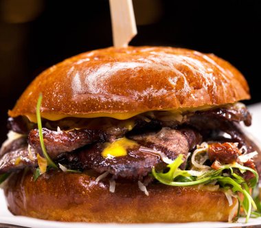 Büyük hamburger beefon ahşap bir masa