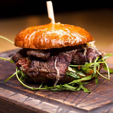 Büyük hamburger beefon ahşap bir masa