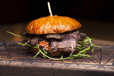 Büyük hamburger beefon ahşap bir masa