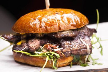 Büyük hamburger beefon ahşap bir masa