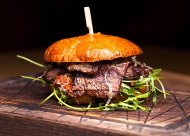 Büyük hamburger beefon ahşap bir masa