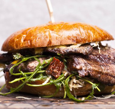 Büyük hamburger beefon ahşap bir masa