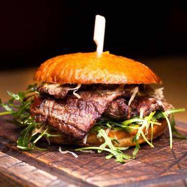 Büyük hamburger beefon ahşap bir masa