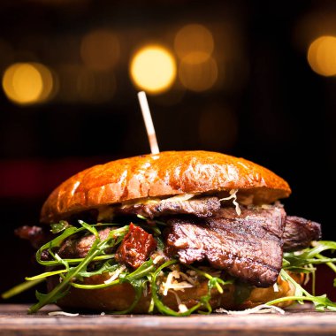 Büyük hamburger beefon ahşap bir masa