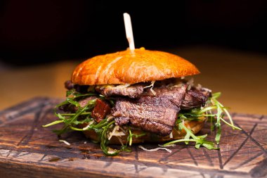 Büyük hamburger beefon ahşap bir masa