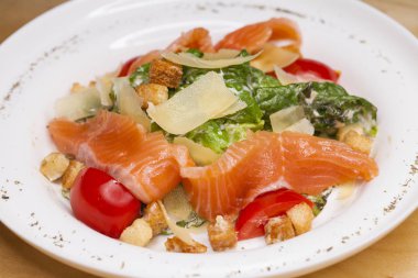  Sezar salata tabağı somon ile