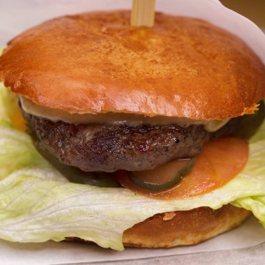 Salata yaprakları ile klasik burger kapatın