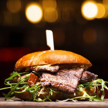 Ahşap arka plan üzerinde sığır eti burger. Taze lezzetli hamburger zekâ