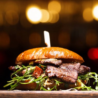 Ahşap arka plan üzerinde sığır eti burger. Taze lezzetli hamburger zekâ
