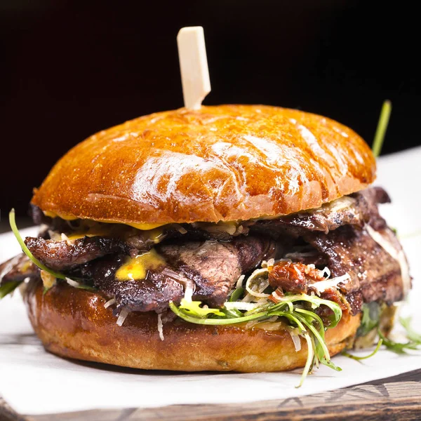 Beefon wielki Burger drewniany stół — Zdjęcie stockowe
