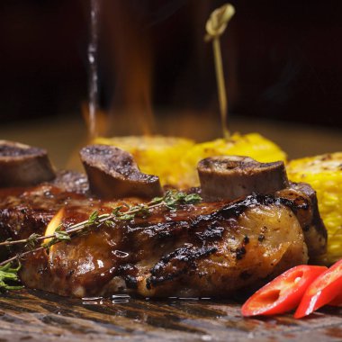 Kızarmış kaburga mermer sığır eti bir pırıltı ile görev yaptı.