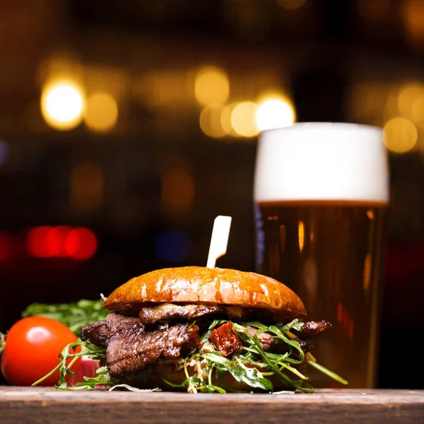 Hambúrguer de carne bovina e um copo de cerveja light — Fotografia de Stock