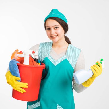 Temizlik araçları ve ürünleri sepete tutan genç kadın