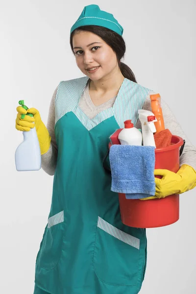 Mladá žena držící čisticí nástroje a produkty v kbelíku — Stock fotografie