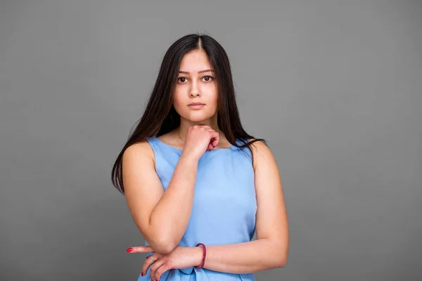 Menina americana bonita nova em um vestido azul — Fotografia de Stock