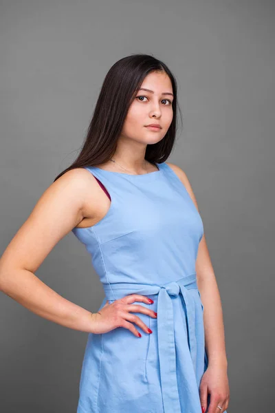 Ganska amerikansk flicka i en blå klänning — Stockfoto