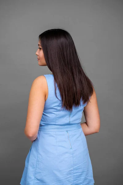 Ganska amerikansk flicka i en blå klänning — Stockfoto