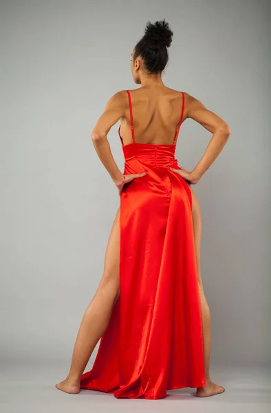 Modelo de moda africana. Hermosa mujer joven en vestido rojo —  Fotos de Stock