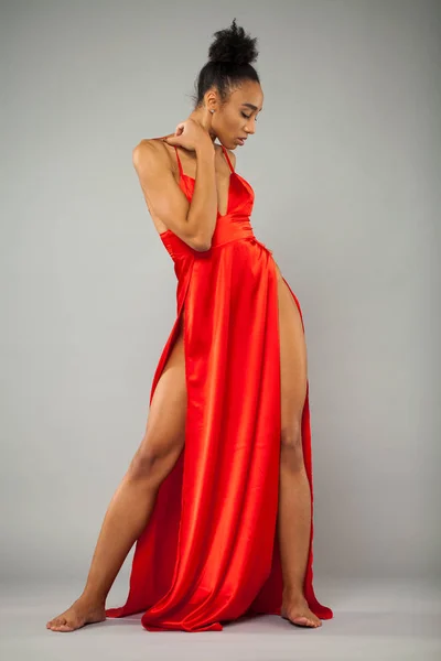 Jeune femme africaine en robe rouge longue — Photo