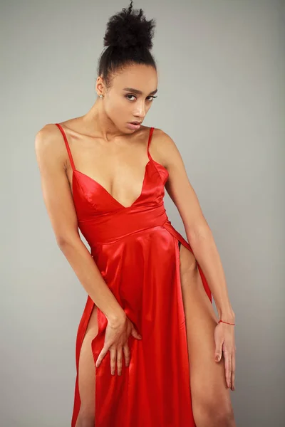 Retrato de una sensual joven africana vestida de rojo —  Fotos de Stock