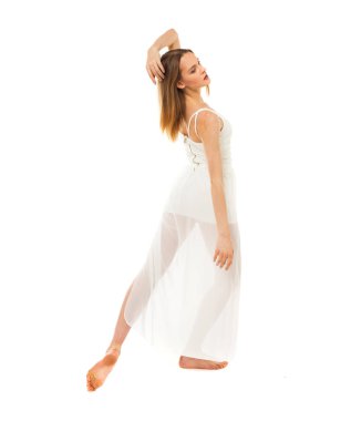 Tam uzunlukta, beyaz elbiseli genç ince kadın portresi