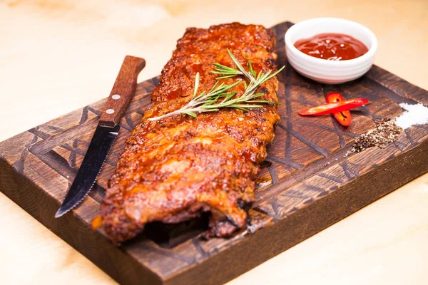 Fechar as costelas de porco grelhadas com molho de churrasco — Fotografia de Stock