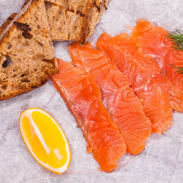 Salada de sashimi de salmão fresco em prato de bambu — Fotografia de Stock