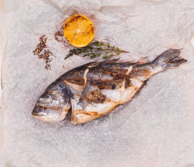 Restoran gıda - bütün dorado ızgara.