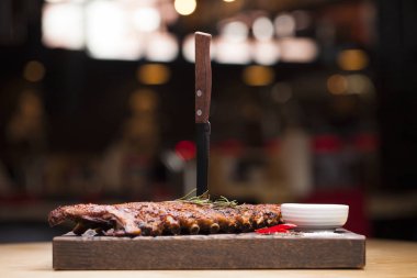 Barbekü soslu ızgara domuz kaburga closeup