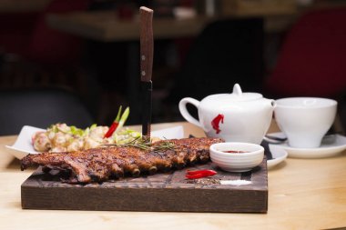 Barbekü soslu ızgara domuz kaburga closeup