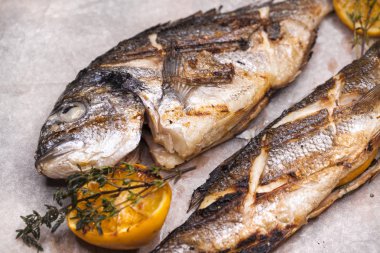 Restoran yemek iki ızgara balık Dorado ve levrek