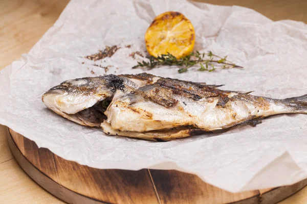 Comida de restaurante - dorado grelhado inteiro — Fotografia de Stock