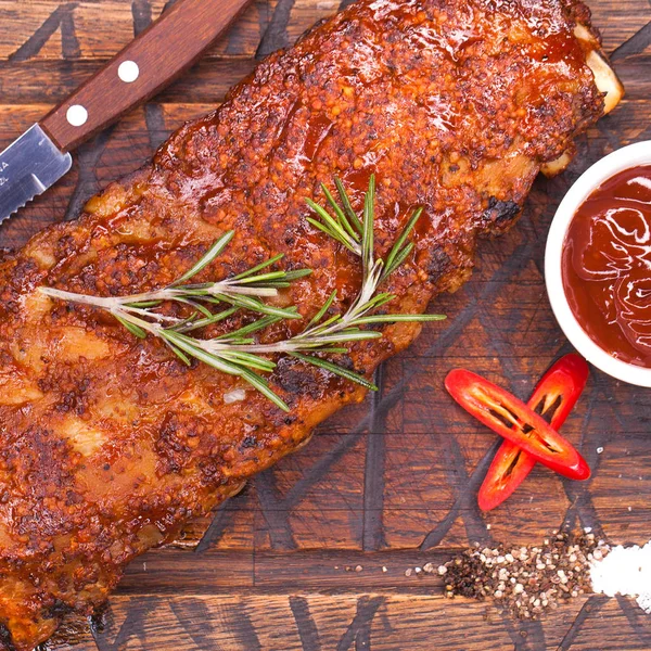 Primo piano di costolette di maiale alla griglia con salsa barbecue — Foto Stock