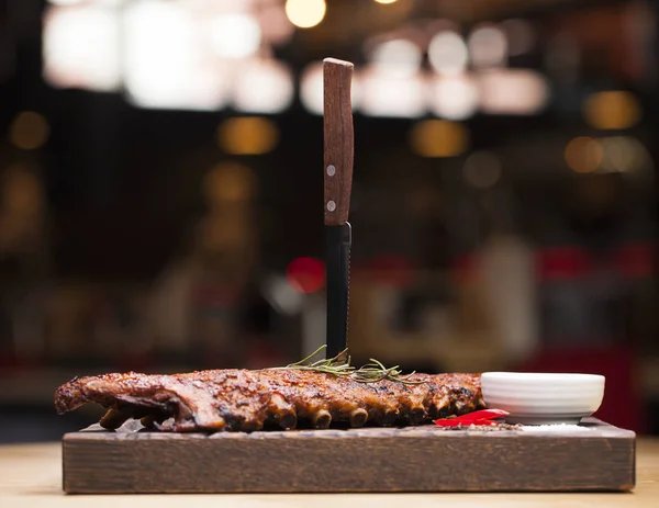 Fechar as costelas de porco grelhadas com molho de churrasco — Fotografia de Stock