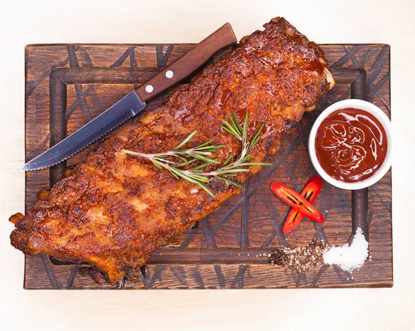 Primo piano di costolette di maiale alla griglia con salsa barbecue — Foto Stock
