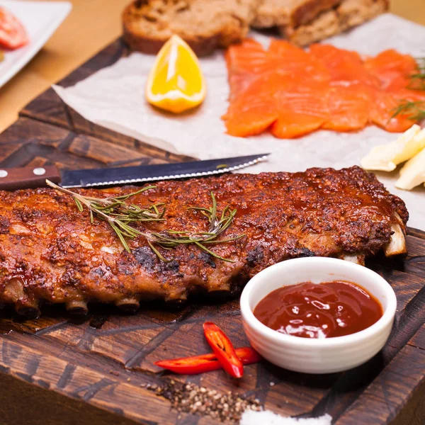 Fechar as costelas de porco grelhadas com molho de churrasco — Fotografia de Stock