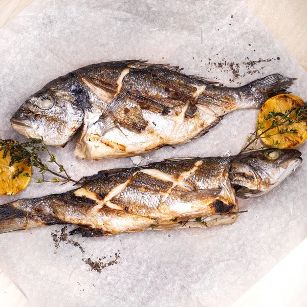 Restaurant Gericht zwei gegrillte Fische Dorado und Seebarsch — Stockfoto