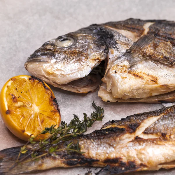 Restaurante prato dois peixes grelhados Dorado e Seabass — Fotografia de Stock