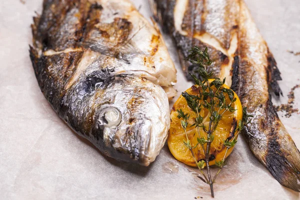 Restaurante prato dois peixes grelhados Dorado e Seabass — Fotografia de Stock