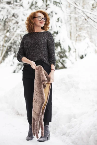 Взрослая красивая женщина в шерстяном свитере и норковом шарфе — стоковое фото